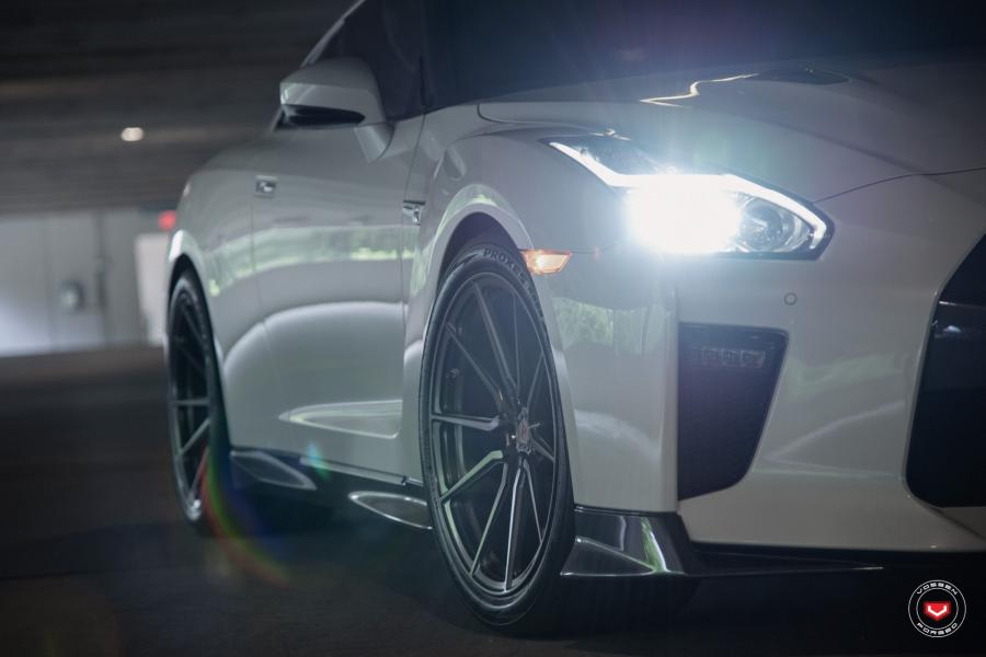 Детали экстерьера Nissan GT-R on Vossen Wheels (M-X2) 2019 года  (фото 2 из 26)